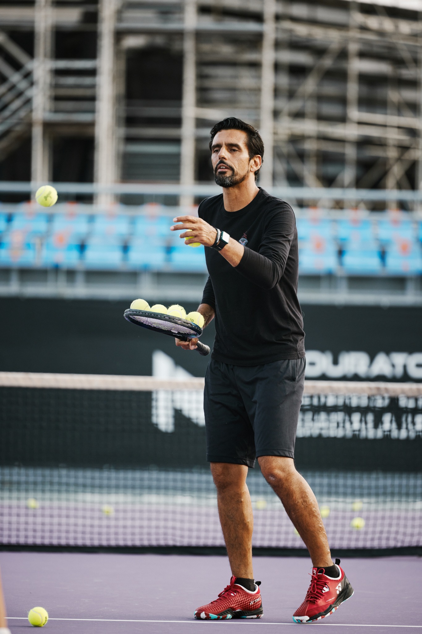Domingo Fuenzalida dirigiendo un entrenamiento