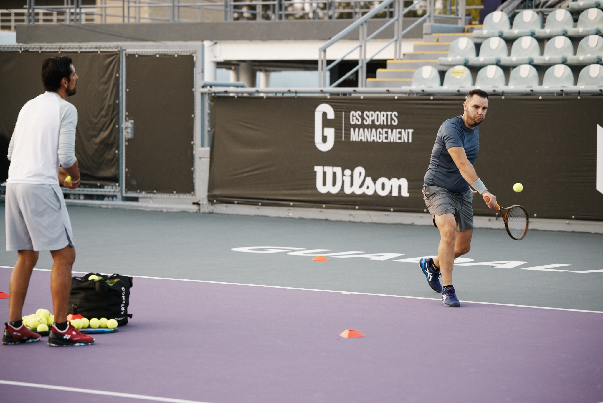 Domingo trabajando técnica con un jugador