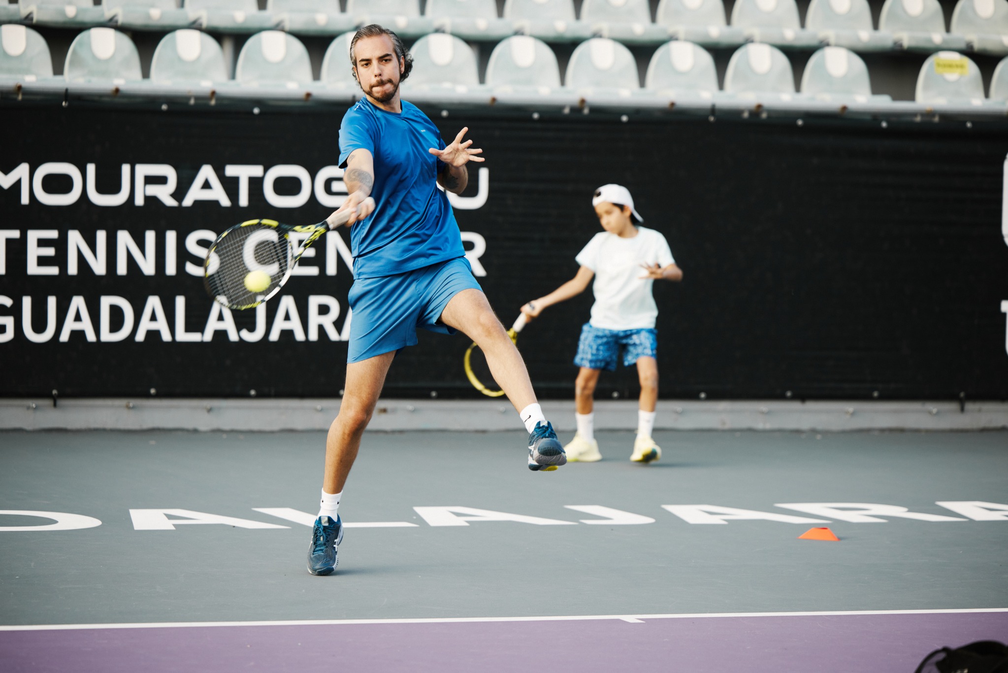 Entrenamiento de tenis en cancha